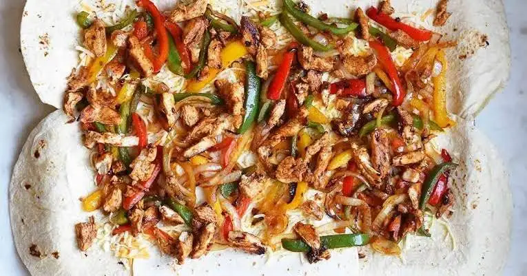 فاهیتا مرغ با پنیر چدار و سس سالسا؛ یک غذای وسوسه انگیز