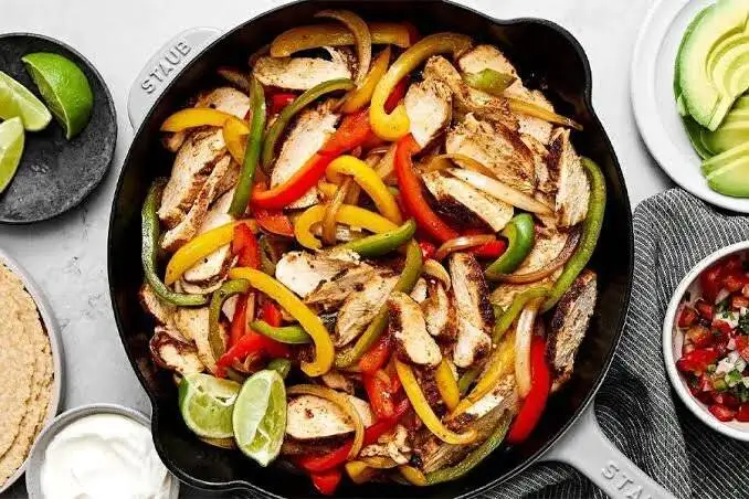 فاهیتا مرغ با پنیر چدار و سس سالسا؛ یک غذای وسوسه انگیز