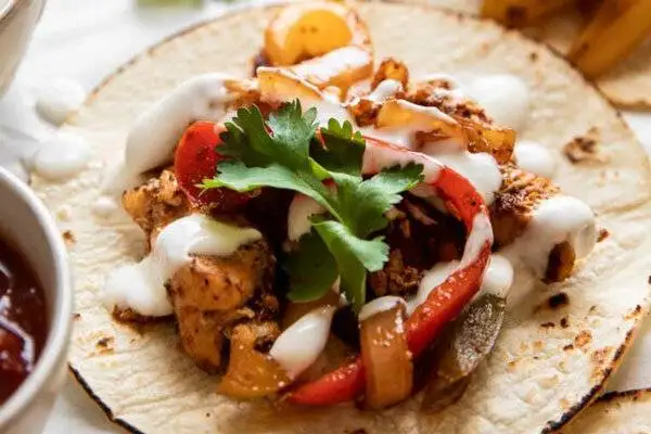فاهیتا مرغ با پنیر چدار و سس سالسا؛ یک غذای وسوسه انگیز