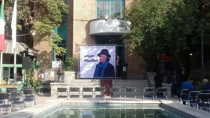 چهره هایی که برای وداع با پیکر سیروس ابراهیم زاده آمدند  -  ببینید