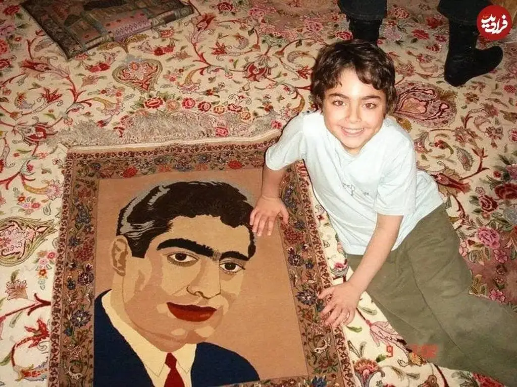 نوه فردین در کنار تصویر بافته شده از پدربزرگش روی فرش + عکس