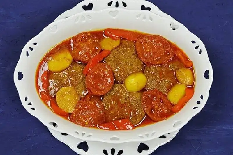 کباب تابه ای با سس گوجه؛ این غذا با سیب زمینی سرو می شود