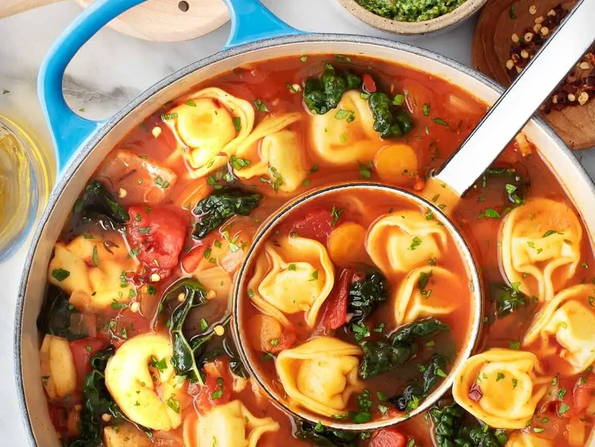 درست کردن سوپ تورتلینی؛ یک شام گرم و دلچسب با عطر و طعم ایتالیایی برای شب های پاییزی