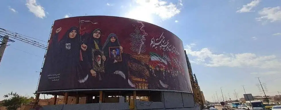 اعتراض خبرگزاری جماران به بیلبوردهای شهر قم و عکس کوچک از امام - (مگر نه اینکه این انقلاب بی نام خمینی در هیچ جای جهان شناخته شده نیست)+ عکس