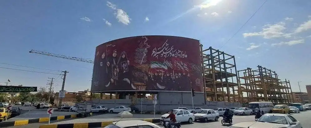 اعتراض خبرگزاری جماران به بیلبوردهای شهر قم و عکس کوچک از امام - (مگر نه اینکه این انقلاب بی نام خمینی در هیچ جای جهان شناخته شده نیست)+ عکس