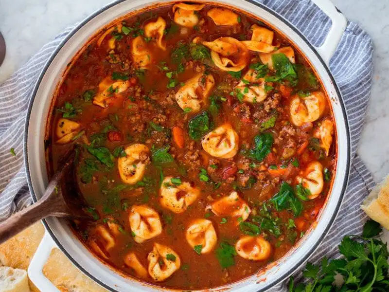 درست کردن سوپ تورتلینی؛ یک شام گرم و دلچسب با عطر و طعم ایتالیایی برای شب های پاییزی