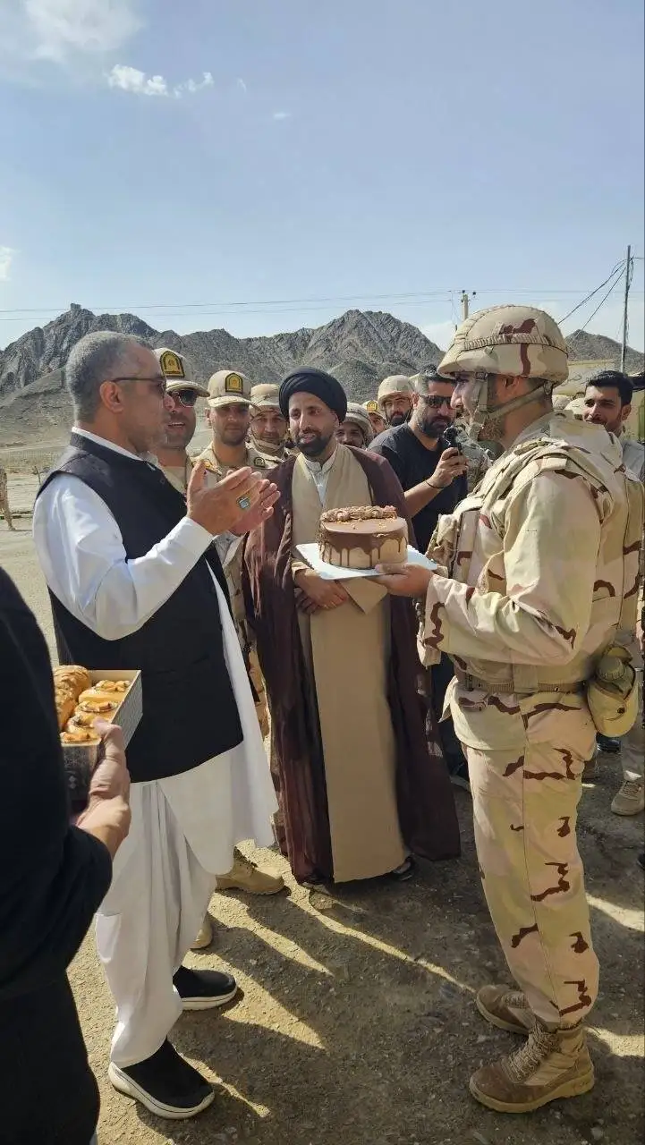 جشن تولد متفاوت سرباز مرزی زاهدان + عکس و ویدیو  -  سرآشپزها کیک بردند