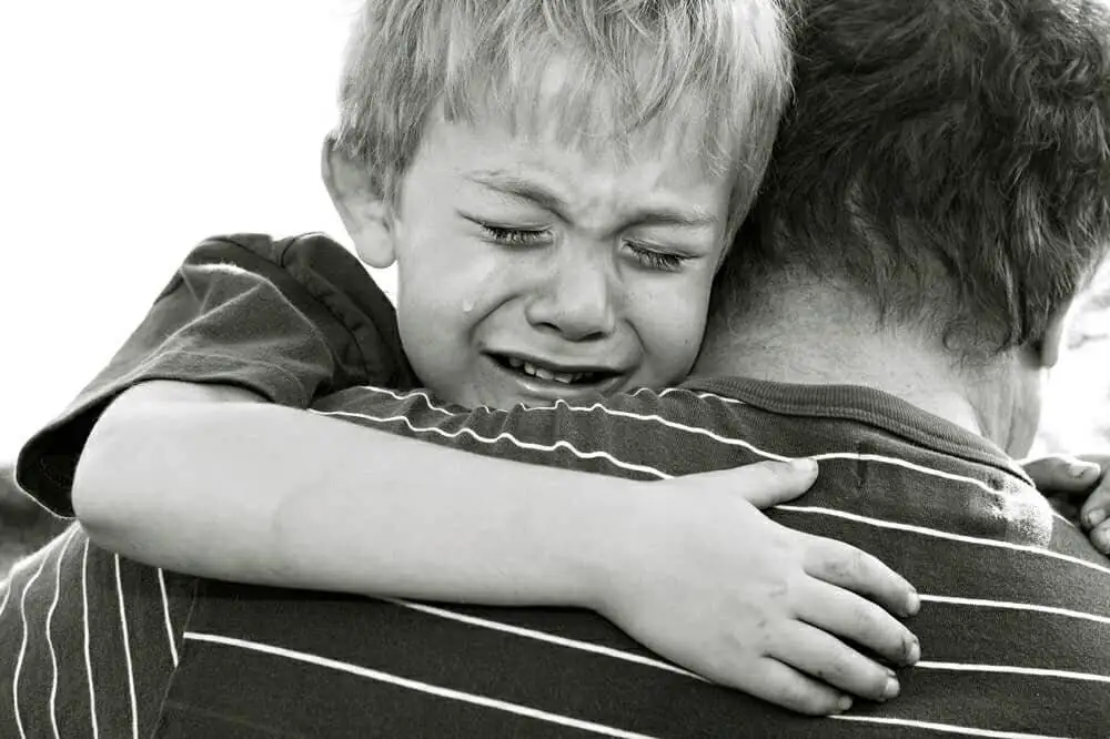 راز دست بزن داشتن بعضی بچه ها؛ والدین چه واکنشی نشان دهند؟