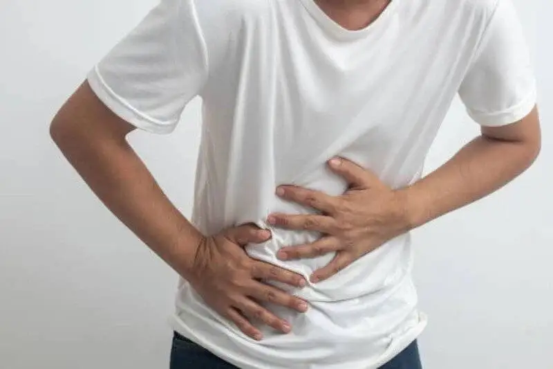 درد سمت راست شکم و زیر دنده ها نشانه چیست؟ چه زمانی جدی بگیریم؟