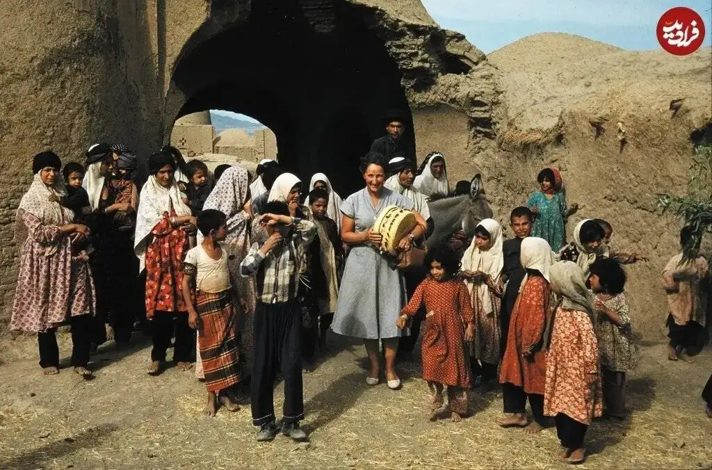 زن سوئیسی با سبد حصیری در یک روستای اصفهان؛ سال 55 + عکس