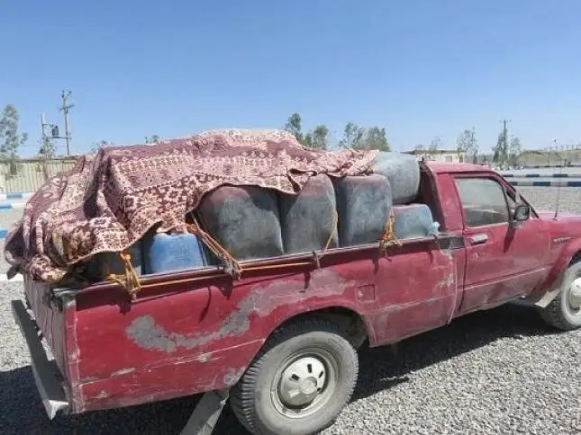 روایتی از زندگی سوخت بران در جنوب کرمان؛ (با یک جرقه می بینی خود سوخت بر و ماشینش به هوا رفتند) - برخی 10 خودرو می خرند و به قاچاقچیان اجاره می دهند