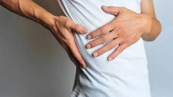 درد سمت راست شکم و زیر دنده ها نشانه چیست؟ چه زمانی جدی بگیریم؟