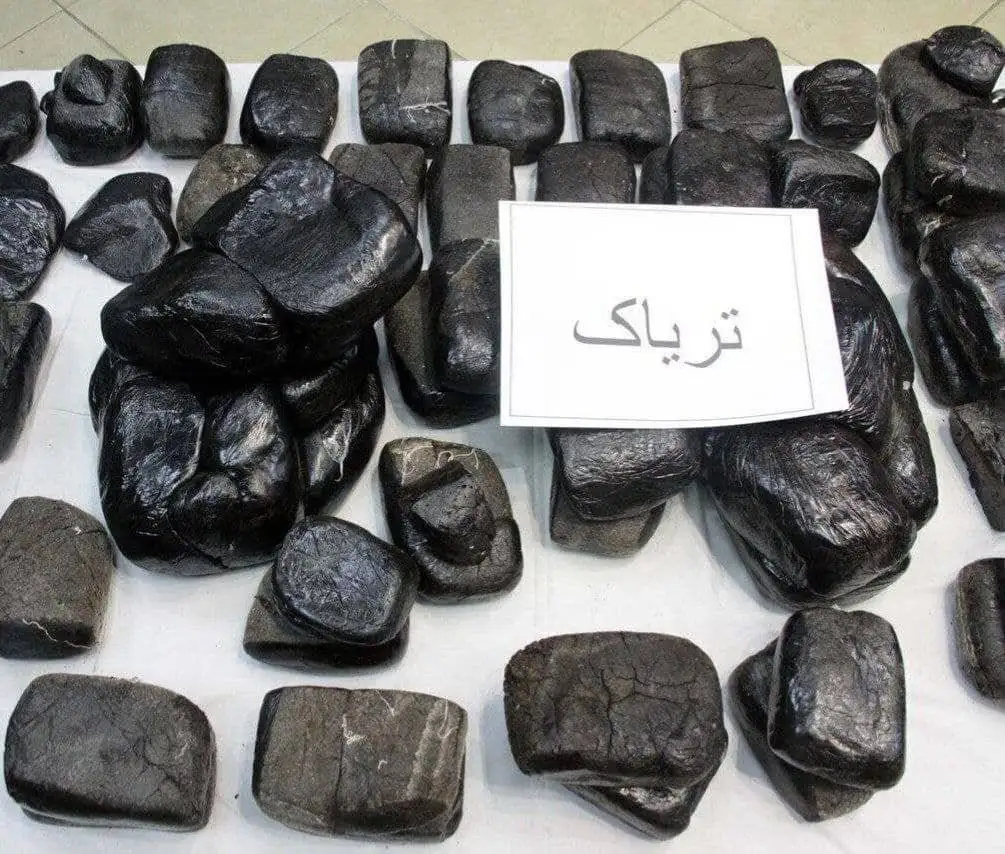 (پدربزرگ پادرد داشت، پدر کمردرد؛ نوه هم تریاکی شد) - روایت یک زنجیره خطرناک در خانواده های ایرانی - قیمت یک کیلو تریاک؛ حداقل 200 و حداکثر 500 میلیون