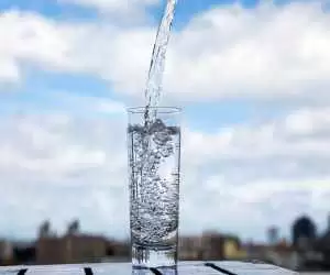 کشف جدید درمورد خوردن روزانه 8 لیوان آب