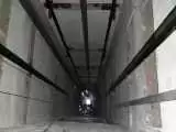 ویدیو  -  لحظه ناگوار سقوط مرد جوان حین حرکت کردن آسانسور