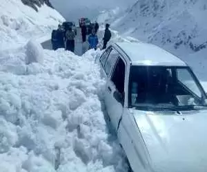 بارش برف بهاری کردستانی ها را غافلگیر کرد + ویدیو  -  حجم برف را ببینید