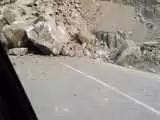 ویدیو  -  تصاویری از ریزش سنگ در جاده، تلاش مردم برای باز کردن راه