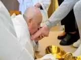(فیلم) پاپ برای اولین بار پای زنان زندانی را شست و بوسید