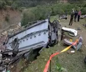 ویدیو  -  تصاویری تلخ از سقوط اتوبوس از یک پٌل؛ 45 نفر فوت کردند!