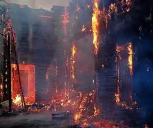 ویدیو  -  آتش سوزی ناگوار در پشت بام یک ساختمان در حال ساخت