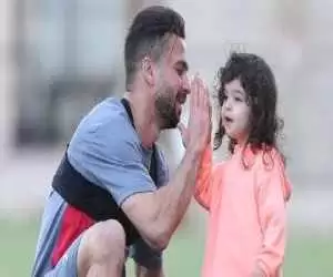 عکس -  قاب عاشقانه بازیکن پرسپولیس و دخترش در تمرین