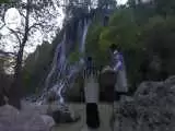 (فیلم) نواختن چمرونه در سوگ نوجوان غرق شده در آبشار بیشه