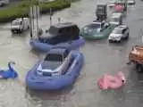 ویدیو  -  وقتی پولدارها خودنمایی می کنند؛ انتقال خودروهای لاکچری شهروندان متمول با قایق در سطح شهر!