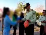 اهدا روسری های رنگی و دخترانه به دختران بی حجاب توسط پلیس  -  رفتار دوستانه پلیس با زنان و دختران را ببینید