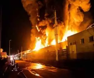وقوع آتش سوزی مهیب در یک کارخانه  در قم   -  ویدئو