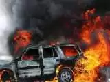 ویدیو  -  تلاش مردم برای نجات سرنشینان یک خودروی در حال آتش سوزی