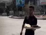 (فیلم) سخاوت باورنکردنی جوان ساکن غزه در اوج جنگ