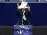 (فیلم) رها کردن یک کبوتر در پارلمان اروپا جنجالی شد
