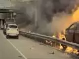 ویدیو  -  لحظه هیجان انگیز نجات راننده از خودروی در حال سوختن