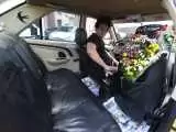 یک تاکسی پر از گلهای تازه  -  خلاقیت راننده تاکسی برای نشاط مسافران