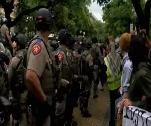 ویدیو  -  لحظه پرتاب فیلم  بردار شبکه خبری فاکس 7 به زمین هنگام پوشش زنده اعتراضات