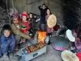 (فیلم) درست کردن جوجه کباب زغالی توسط ذوج جوان غارنشین