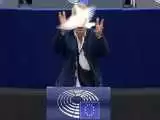 ویدیو  -  حرکت غافلگیرانه و جنجالی نماینده پارلمان اروپا در مجمع علنی