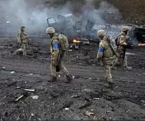 لحظه ناگوار از منفجر شدن مین در دست سربازان روس + ویدئو  -  ببینید سرباز چقدر پرتاب شد!