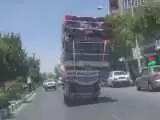 ویدیو  -  اقدام خطرناک یک مرد روی خودرو در حال حرکت در تونل های تهران؛ سمند در نقش تریلی!