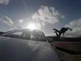 ویدیو  -  حرکت جنون آمیز پسر جوان؛ پرش از روی 2 خودرو در حال عبور