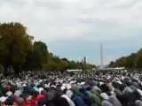 برپایی نماز جماعت باشکوه توسط معترضان مقابل کاخ سفید + ویدئو