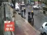 (فیلم) خوش اقبالی دو موتورسوار از سقوط درخت