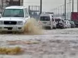 (فیلم) لحظات نفس گیر نجات 4 مرد جوان گرفتار در سیلاب عربستان