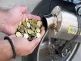 ویدیو  -  خلاقیت جالب پیرمرد گیلانی با تزئین موتور خود با سکه های قدیمی