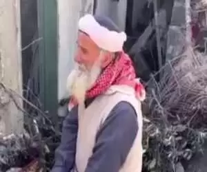 ویدیو  -  تصاویری از نماز خواندن یک پیرمرد در زیر آوار