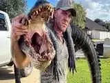 مهار تمساح بزرگ الجثه با دست در خیابان شلوغ  -  ویدئو