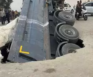 ویدیو  -  فاجعه وسط جاده؛ فرونشست و سقوط یک کامیون مملو از شن و ماسه!
