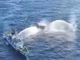 (فیلم) حمله گارد ساحلی چین با آب پاش به کشتی های فیلیپین
