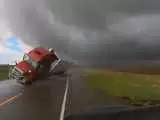 (فیلم) لحظه واژگونی تریلی درحال حرکت بر اثر طوفان