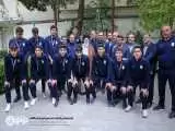 عکس یادگاری اعضای تیم ملی والیبال دانش آموزی با رهبر انقلاب